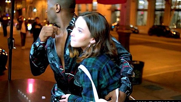 Притащила негра домой и стала с ним трахаться