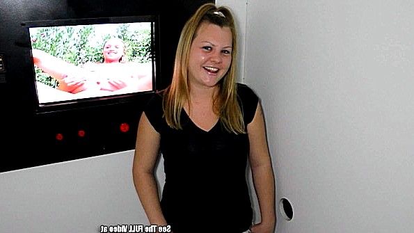 Деваха развлекается с хуем из дырки в стене и балдеет