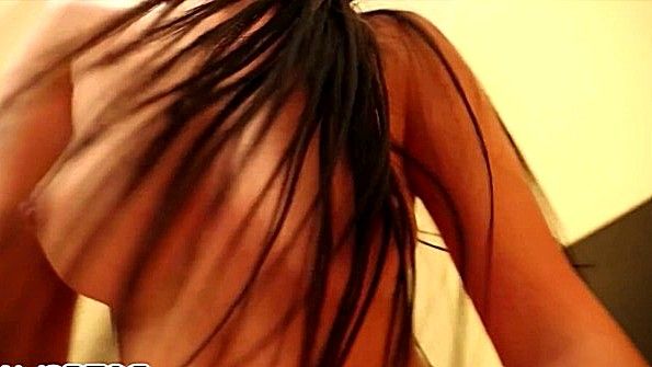 Убрал трусы кокетки в сторону и вставил член