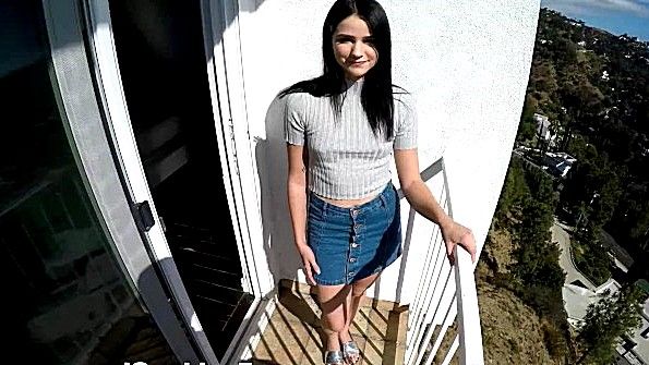 Девица согласилась снять юбку и отдаться мужику