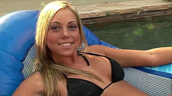 Возбужденная кокетка в бикини не отказалась поебаться