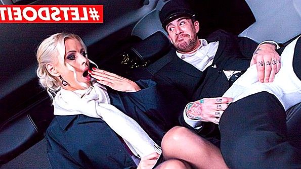 Водитель горячо ебет клиентку в салоне такси