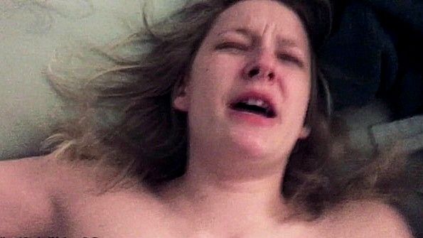 Заставил сестру убрать одеяло и стал ее трахать