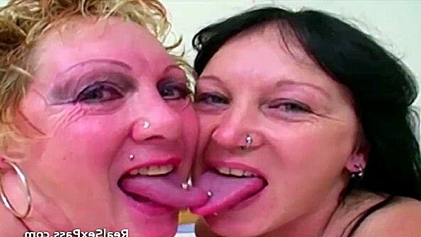 Татуированные старые бабы шалят вместе в постели