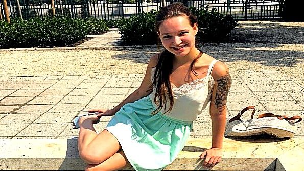 Сняла платье и поебалась в задницу с чуваком