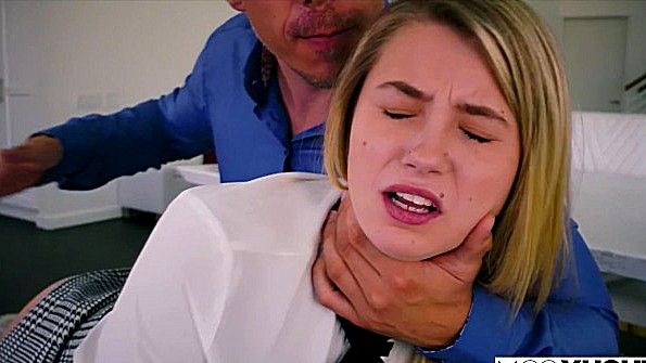 Учитель музыки рад выебать студентку в задницу