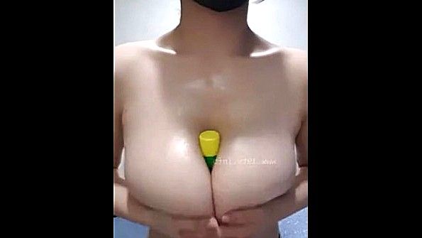 Пышногрудая кореянка демонстрирует роскошную грудь