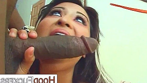 Сучка готова ублажить негра своей пиздой