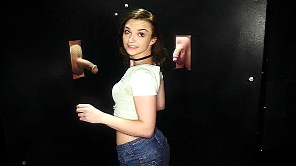 Отсасывает хуй через дырку в стене и старается дрочить