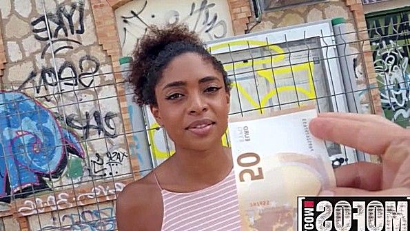 Темнокожая девица получила деньги и задрала платье