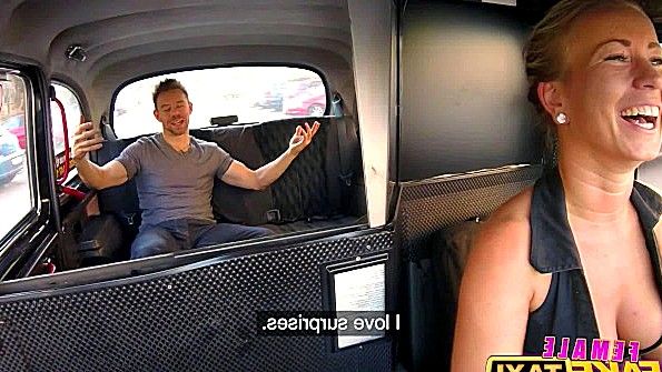 Женщина таксистка дерзко ебется с мужиком