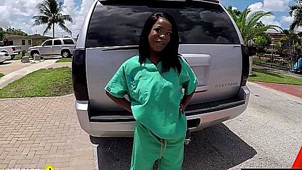 Негритянка села в машину к чуваку и стала ебаться