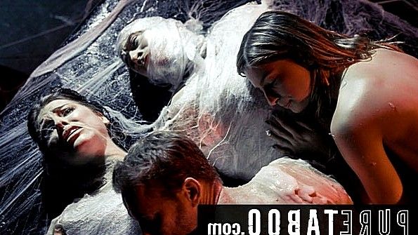 Очень необычная групповуха во время живого шоу