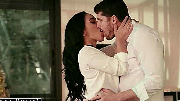 Горячую латинскую развратницу ебут прямо на кухне