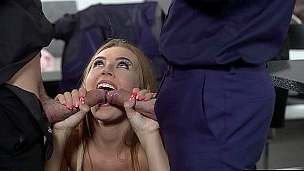 Выпила шампанского с парнями и поебалась жестко