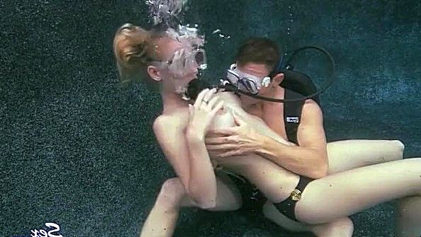 Необычный подводный трах парочки до экстаза