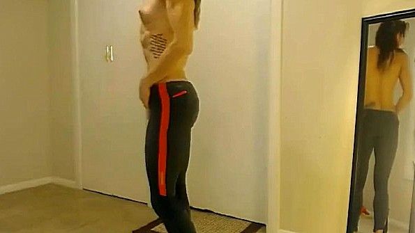 Разминка голой барышни перед зеркалом