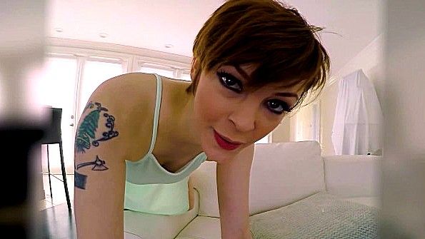 Подрочила перед камерой и стала ебаться с чуваком