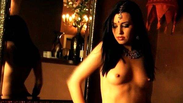 Худая индианка пленительно танцует на камеру