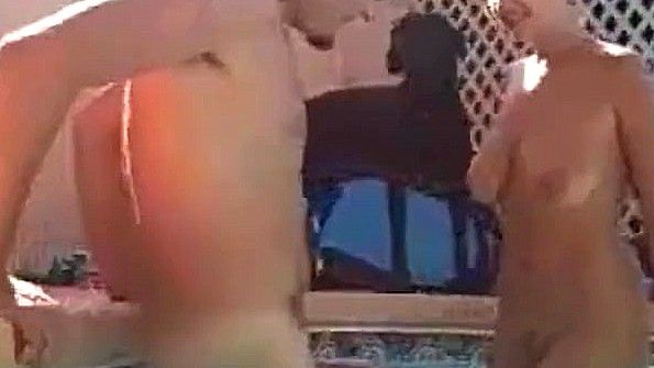 Потрахала себя бутылкой и отдалась мужу в бассейне