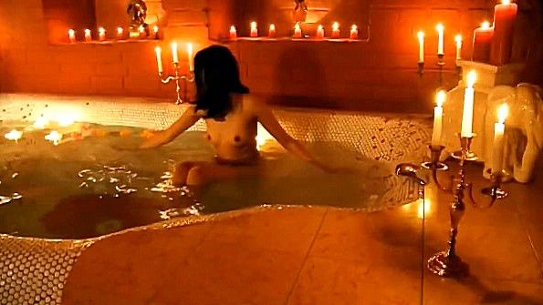 Индианка кокетливо принимает горячую ванну