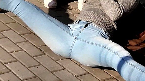 Рабыне щекочут пятки и заставляют ссать в джинсах