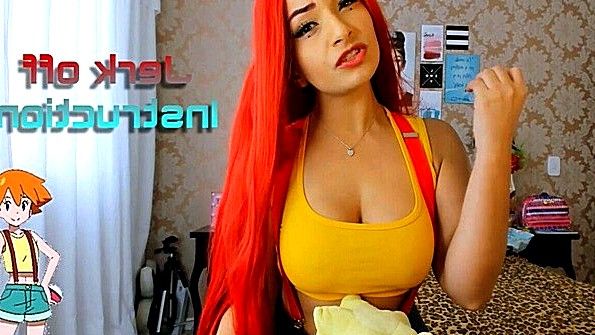 Ласкает дилдо перед камерой и делает его отсос жадно