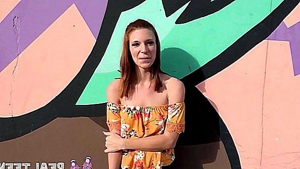 Рыжая кокетка сделала классный минет перед еблей