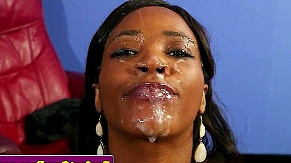 Чернокожей сучке залили все лицо спермой быстро