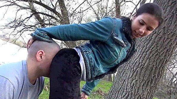 Чувак вынужден на улице лизать бабе через ее штаны