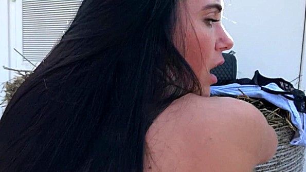 Девица с бритой пиздой радует порно агента еблей