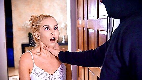 Сын переоделся грабителем и оттрахал свою мамашу