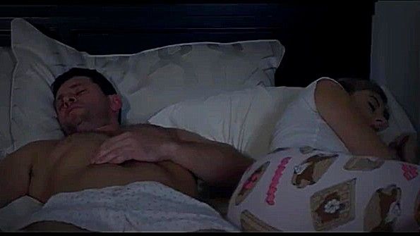 Отец ебет дочь пока мамаша спит сладко рядом