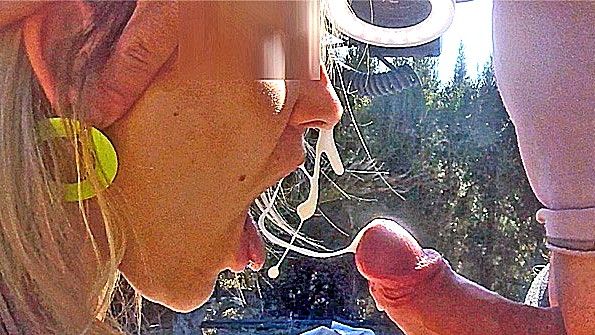 Жаркий трах милфы на улице с крутым минетом