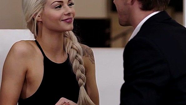 Роскошная блондинка в красивых чулках в сексе с парнем