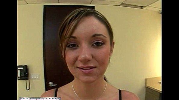 Барышня стыдливо отсасывают хуй парню до спермы