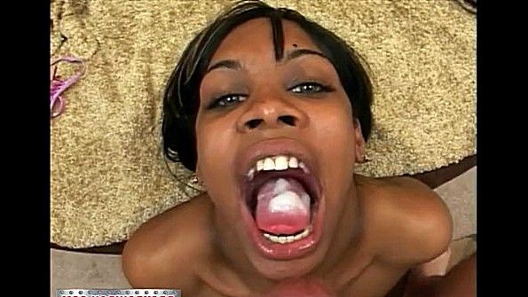 Классный минет от негритянки с питьем мужского сока