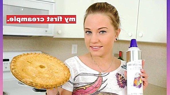 Девка возбудилась от готовки и стала ебаться на кухне