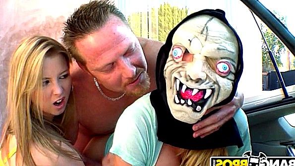 Развращенные девки устроили оргию в багажнике авто