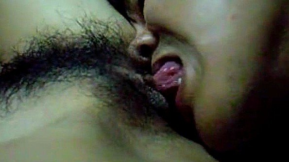 Лижет небритую пизду подруги и загоняет туда член