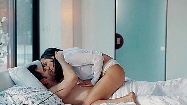 Будит чувака с утра завтраком и сексуальными утехами