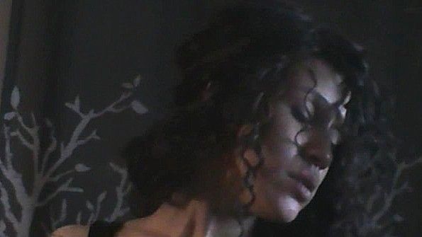 Прыгает на хуе негра и испытывает мощный кайф