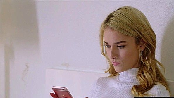 Негр трахает девицу активно и удовлетворяет похоть