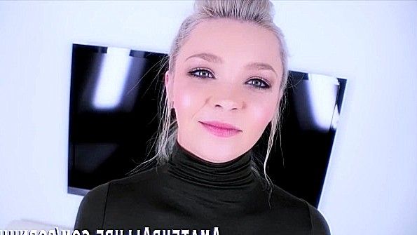 Развратная блондинка рада заполучить хуй в пизду