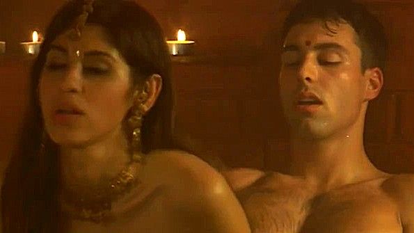 Парень готов доставить индианке крутое наслаждение