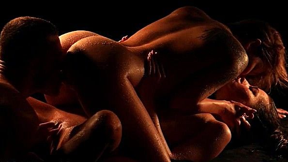 Две красотки трахаются в темноте с чуваком до экстаза