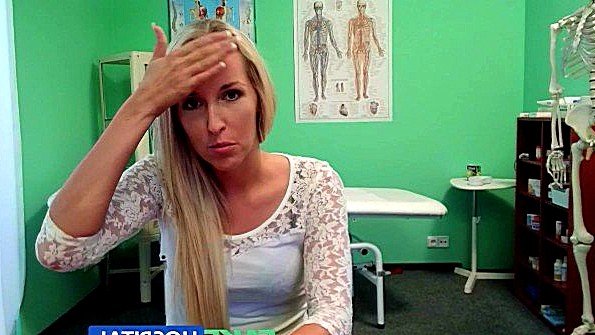 Доктор вылечил пациентку классным трахом