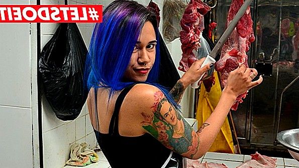 Татуированная мулатка обожает ебаться жестко