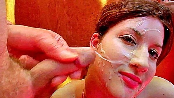 Девка в бикини сделает много отсосов ради семени