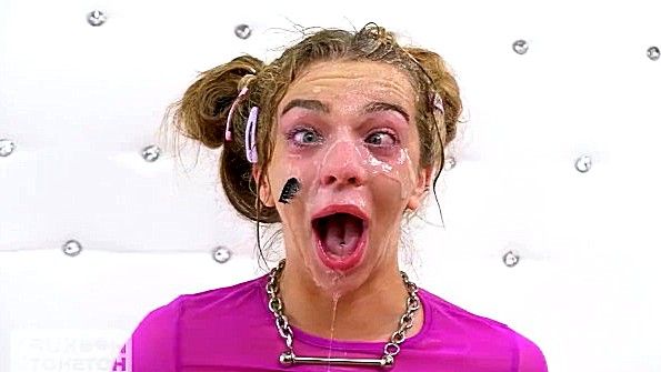 Похотливой сучке облили рожу спермой после траха